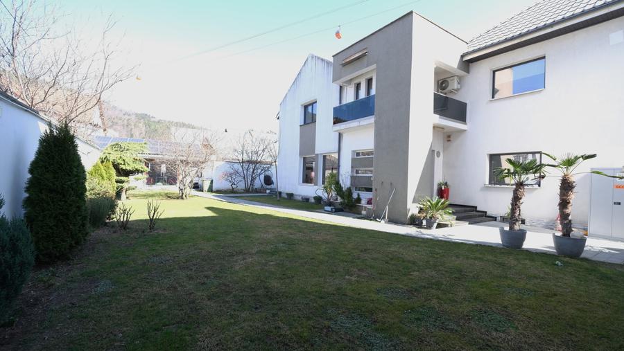 Vanzare Ultracentral orasul Piatra Neamt compus din 3000 mp teren si 4 cladiri