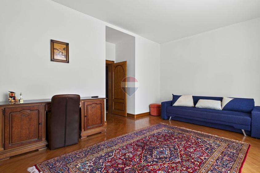 Casă 5 dormitoare si teren 725 mp de închiriat în zona Gradiste