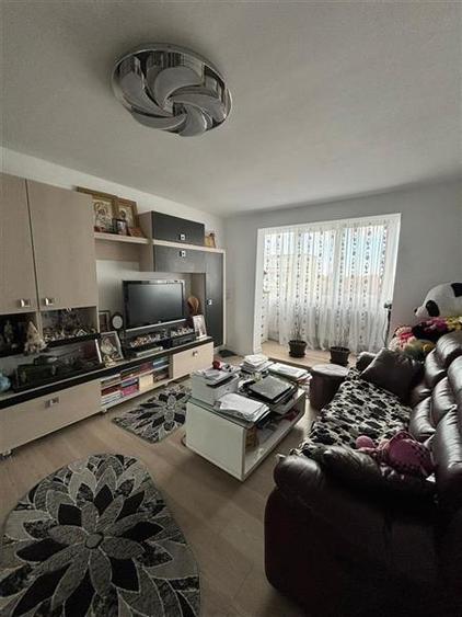 Apartament 4 camere, 2 bai, etaj 3/4, decomandat, cartier Tractorul.