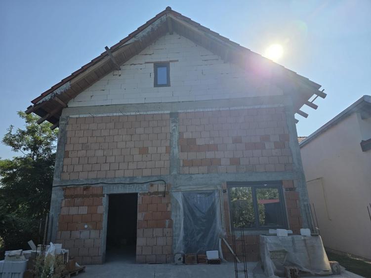 Vand casa la rosu sau schimb cu apartament cu 3 camere plus difedenta