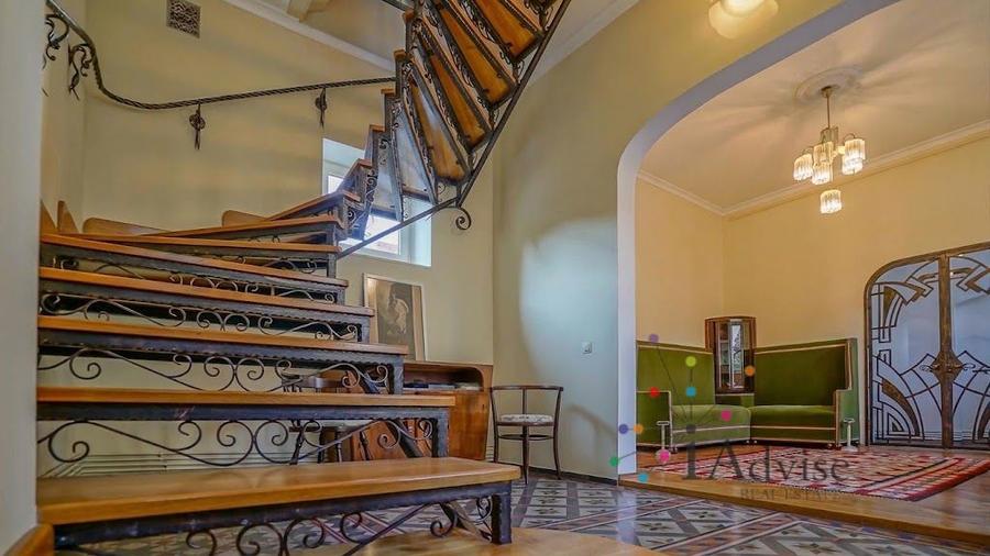 Vilă Istorică de Excepție în Centrul Istoric | 15 Camere | Acces Auto