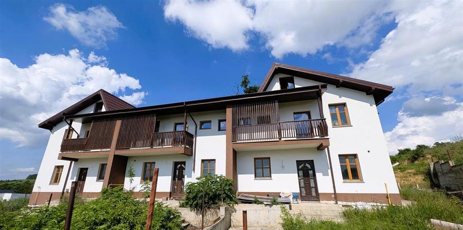 Vila triplex 4 camere si teren Barnova