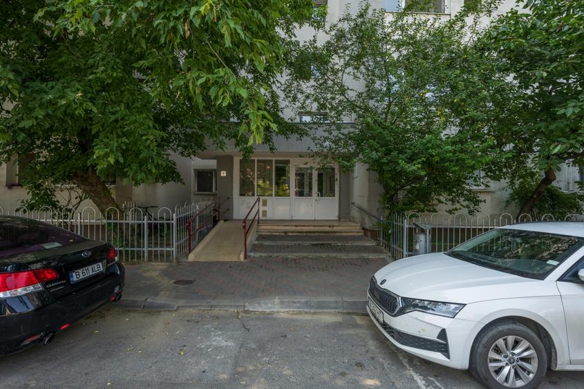 Garsoniera cocheta, gata de mutat, la 500 metrii distanta de statia de metrou.