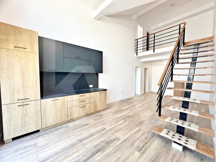 Apartamet finisat la cheie cu 3 camere, bucătărie mobilată și două băi.