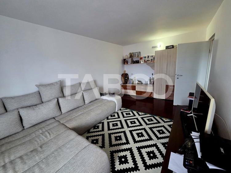 Apartament 3 camere decomnadat de vanzare 72 mp balcon 7 mp