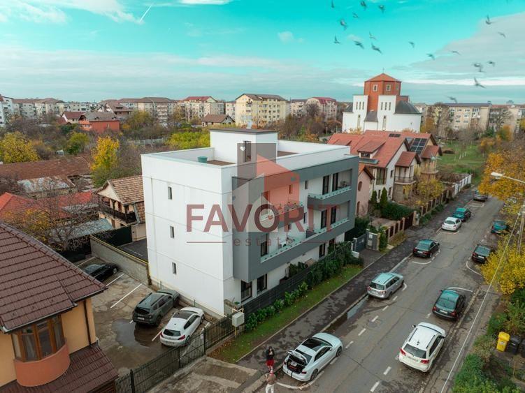 VAND 1/2 CLADIRE CU 6 APARTAMENTE