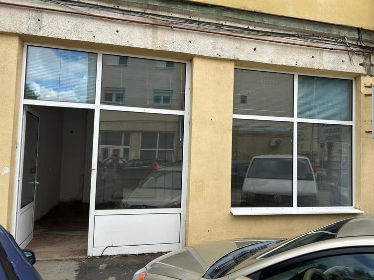 Spatiu Comercial de inchiriat in Sibiu pe Semaforului bl. 19 Pret negociabil