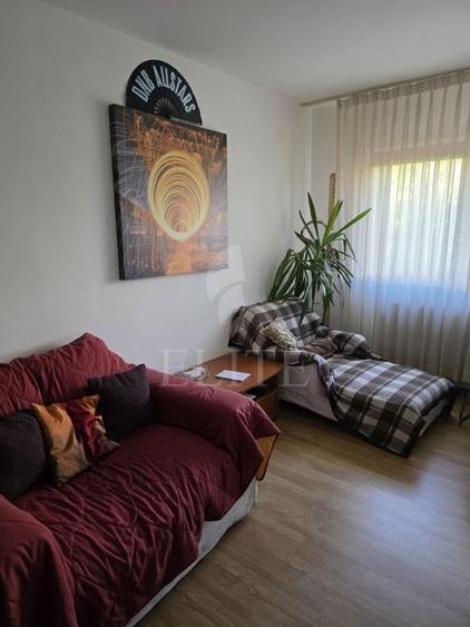 Apartament 3 camere în zona MOGOSOAIA