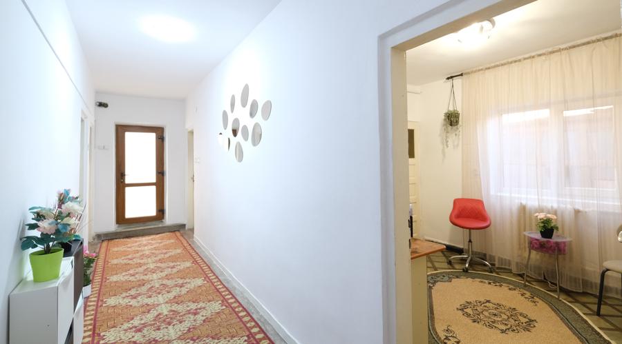Vanzare casa D+P+1+pod si 519 mp teren in Piatra Neamt compusa din 2 apartamente