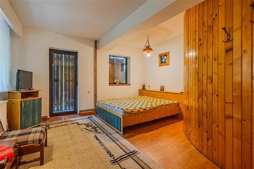 Resedinta versatila, 7 incaperi, camin elegant, terase, lot 800 mp, locuire/ tur
