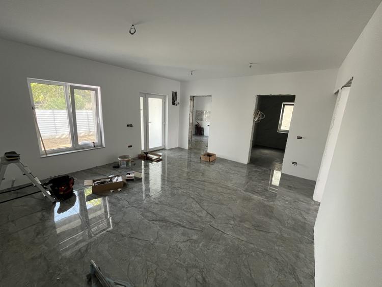 SUPEROFERTA! Casa la sol 3 camere, posibilitate mansardare, Valu lui Traian