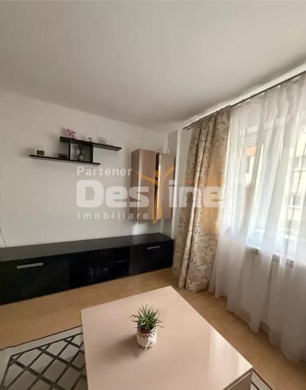 Inchiriez apartament cu 3 camere