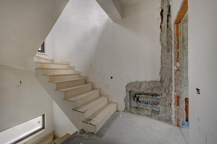 Casa se preda finisata - 4 bai - 3 dormitoare - curte - parcare - metrou Păcii