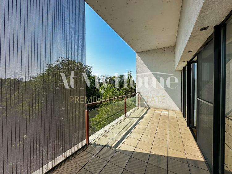 Apartament foarte spatios cu 3 camere, 2 terase, vedere la parc, parcare, paza