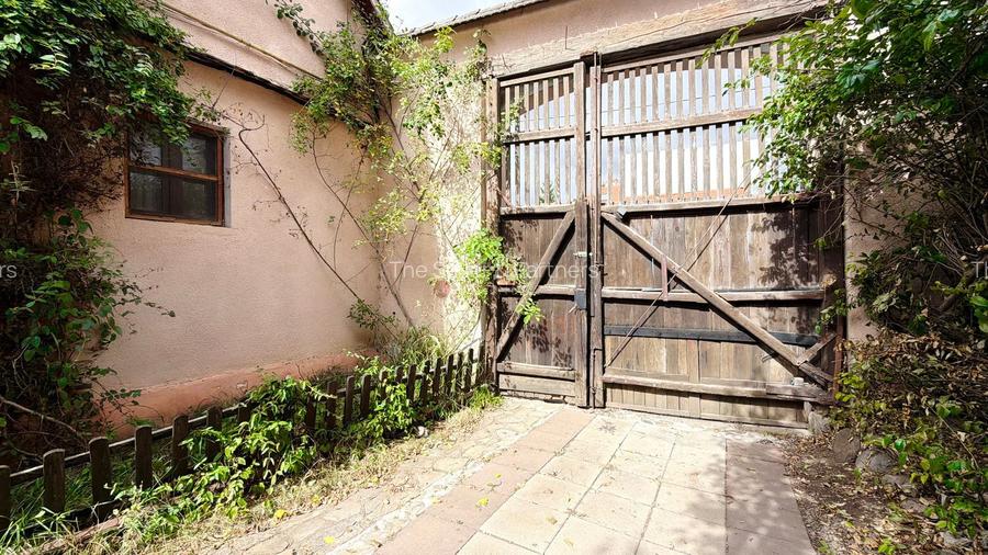 Casa saseasca traditionala La asfalt Curte generoasa
