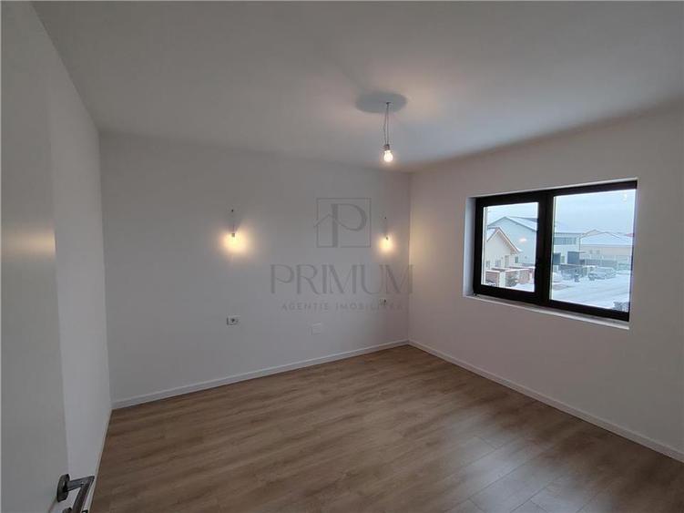 Duplex despartit prin camera tehnica - toate utilitatile- zona excelenta