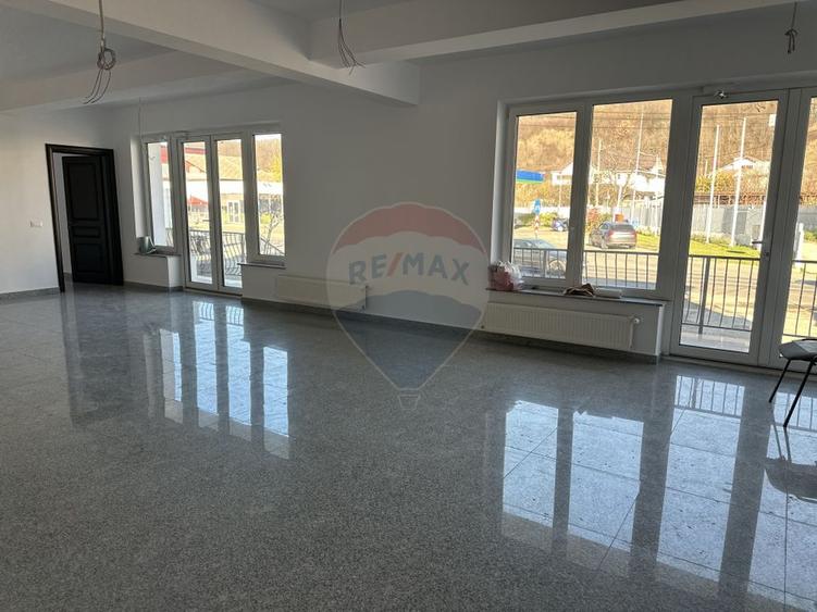 Spațiu comercial de 810 mp de închiriat