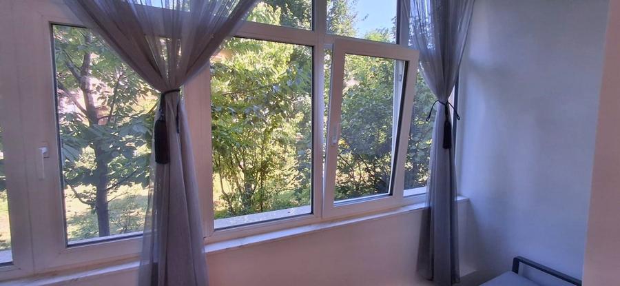 Apartament 2 camere , parter inalt , cu loc de parcare.
