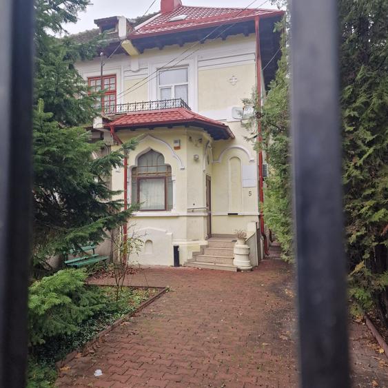 Se inchiriaza vila ideala pentru cabinet notarial,medical,pret 1000 euro pe luna