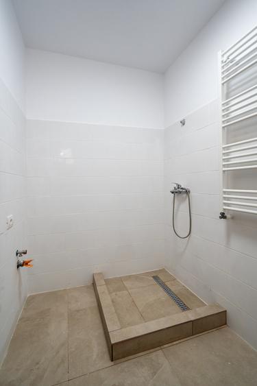 Otopeni central - Calea Bucurestilor (DN1) vila P+2 cu 7 camere 6 bai, parcare