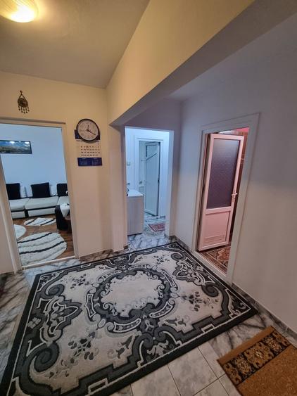 Poarta 6 liceul Blaga- apartament 4 camere decomandat cu gaze