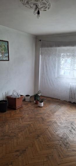 Apartament 3 camere zona centrala decomandat etajul 4/10.