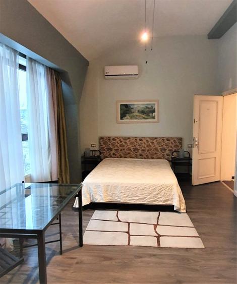Garsoniera moderna, c-tie noua, vedere spre gradina Mitropoliei