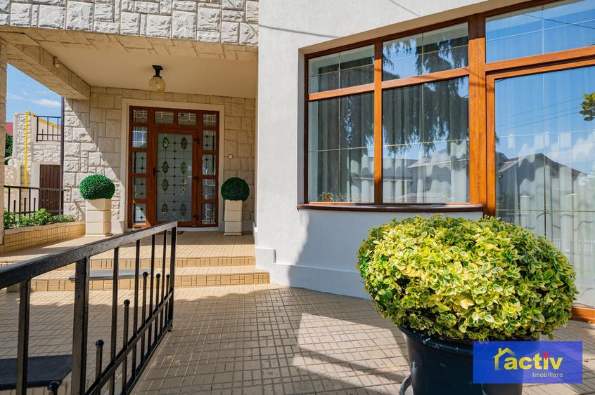 Vilă cu arhitectură aparte, spații generoase și curte intimă | Ovidiu