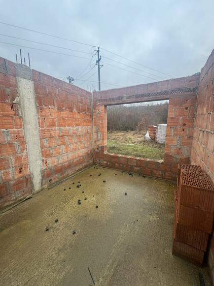 Casă la roșu în Tăuții Măgherăuș, teren 800 mp, acces triplu