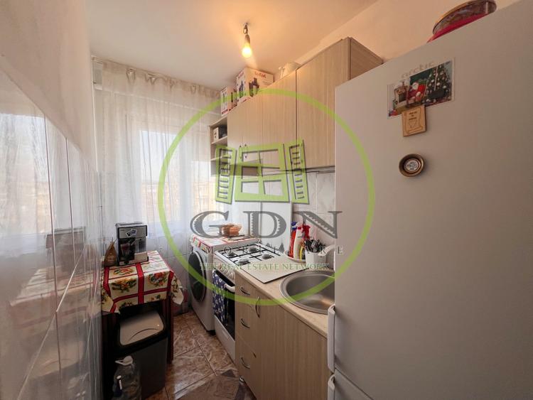 Apartament 2 camere, semidecomandat, cartier Craiovita Noua, zona Materna