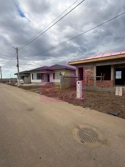 Casă noua 4 camere, apă, canalizare, gaze, asfalt, Dragomiresti Vale