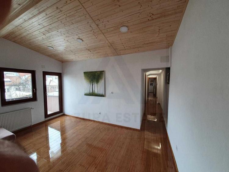 Casa pe 2 niveluri la curte 4 dormitoare 3 băi balcon zona Piata Cluj