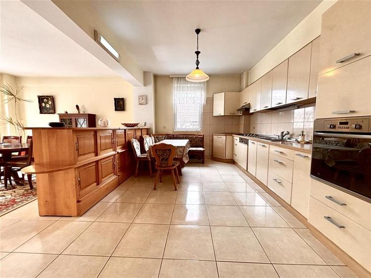 Vila zona Coresi | 1170 mp teren | 6 camere | De vanzare