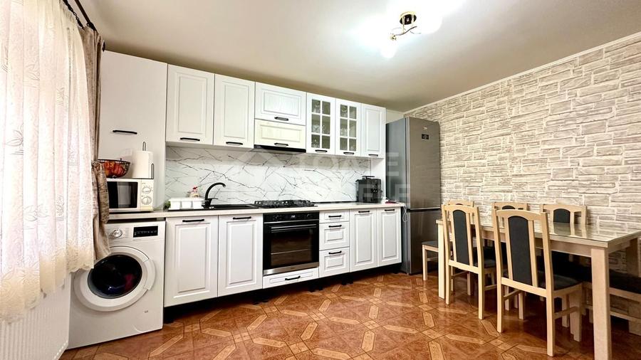 Apartament 3 camere, 2 balcoane inchise, loc de parcare, zona Junior