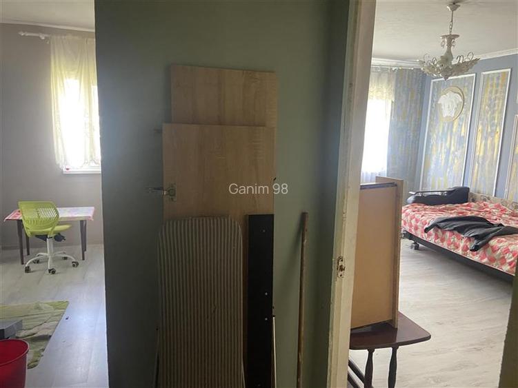 Apartament 2 camere ,etaj 1 din 4 , 54 mp, zona Inspectoratul Scolar, decomandat - 12