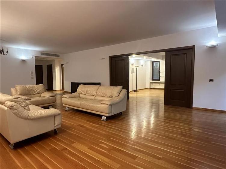Apartament 200mp, terase, garaj.