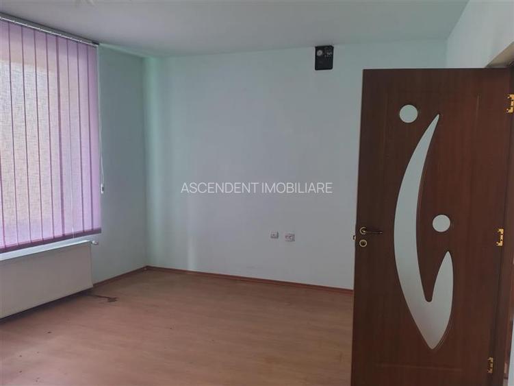 Proprietate cu teren 2.826 mp, 2 corpuri de casa, 9 camere, 3 bai, 2 garaje, pot - 2