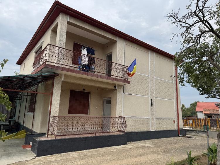 Casă spațioasă și solidă, cu două niveluri, situată într-o zonă liniștită