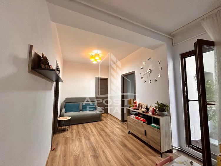Apartament 3 camere, complet renovat la curte comuna in zona Centrala