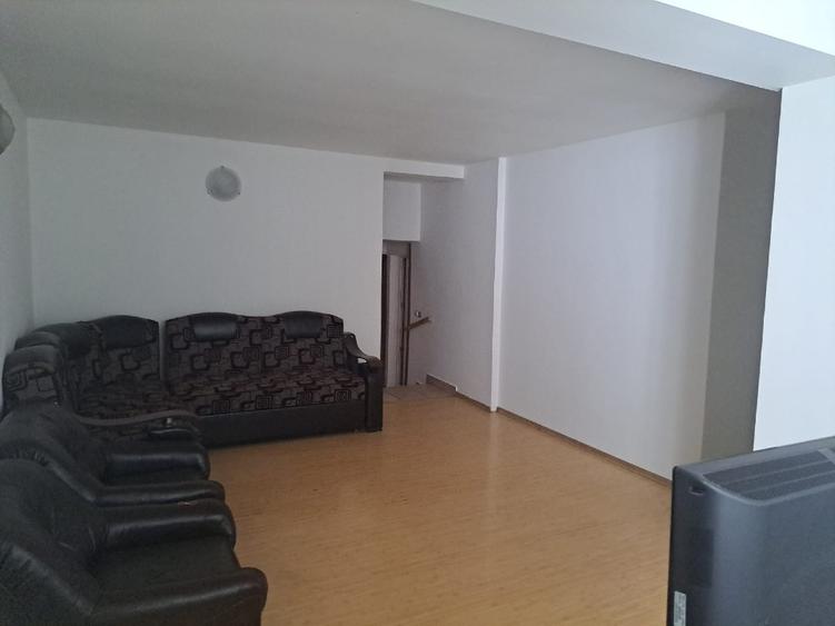 Proprietar locatie mixta locuinta si afacere Frizerie , metrou Bazilescu, 152 mp