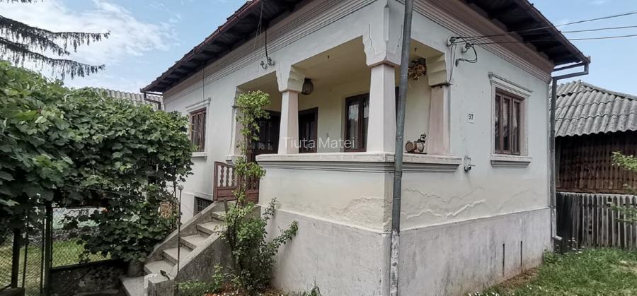 Vand casa la curte cu 2 cladiri anexe si teren