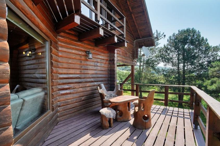 Casă din buștean rotund | 3.735 mp teren | La 30 km de Brașov