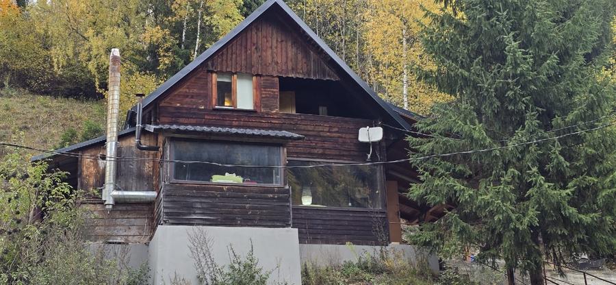 CABANA la munte, intabulata, renovata, mobilata, cu centrala si soba noi (lemne)