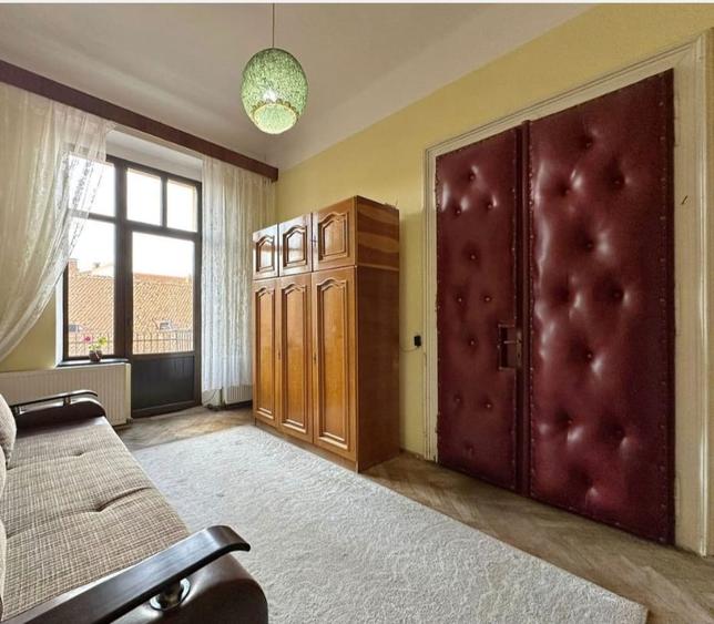 Apartament spațios în Centrul Istoric al Brașovului – zonă premium