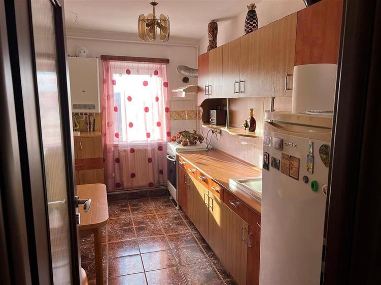 Apartament decomandat 3 camere etaj intermediar Vasile Aaron