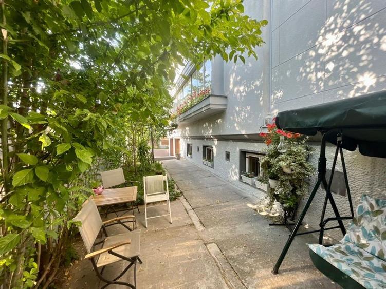 Vanzare jumatate vila arhitectura modernista Cotroceni cu 2 garaje terasa 54mp