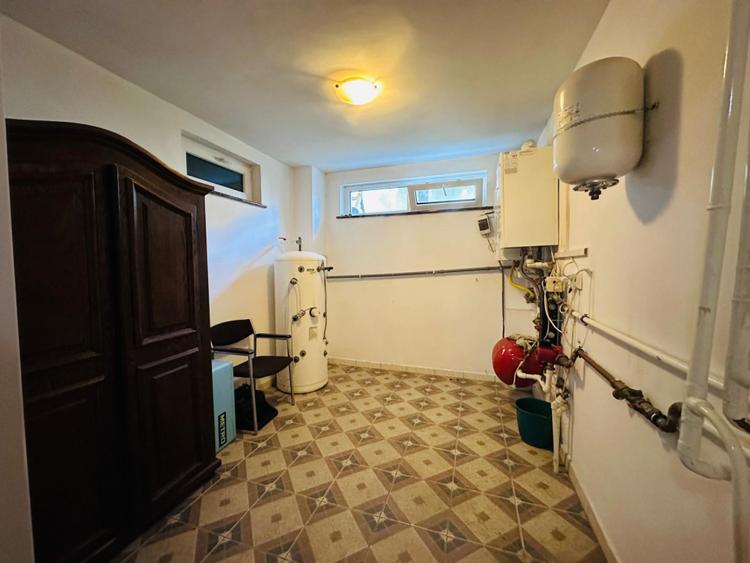Casă de vânzare – 6 camere – Str. Dărmănești, Piatra Neamț