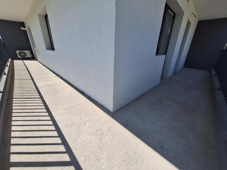 Apartament cu 3 camere semifinisat, cu CF, balcon, zona Terra