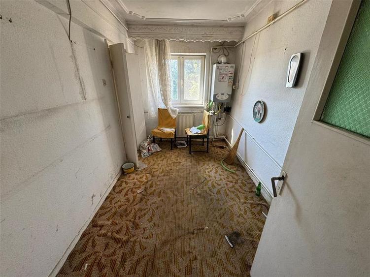 Apartament 3 camere, 70mp, etaj 4/4 cu acoperis, zona Casa de Cultura