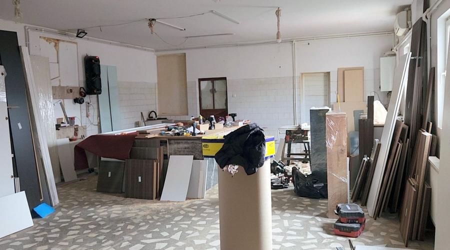 4 spatii comerciale + Vila /chiriasi /depozitare, teren 1401 mp, acces DN1
